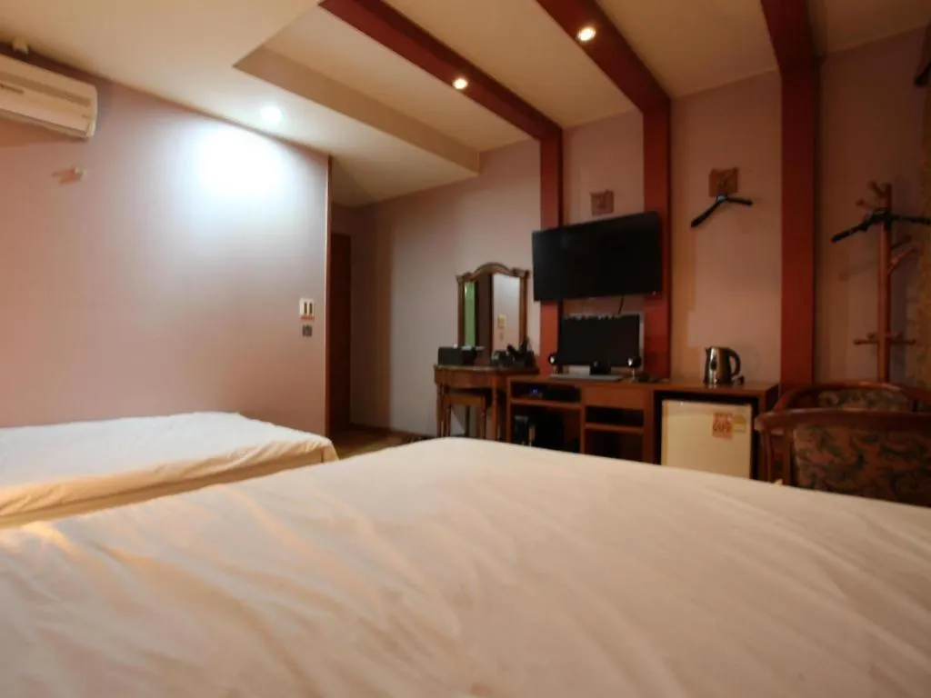 Monaco Hotel Τζέτζου 2*,