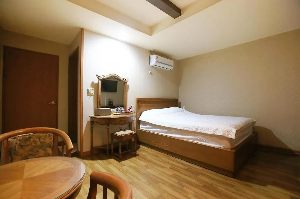 Monaco Hotel Jeju 2*,
